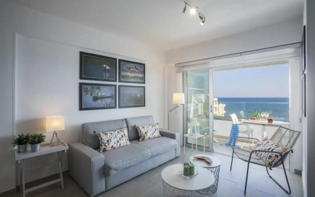 Mackenzie Zoe Seafront Suite