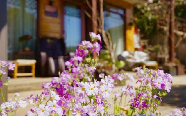 Lugu Lake Cloud - Sea Stacked Courtyard