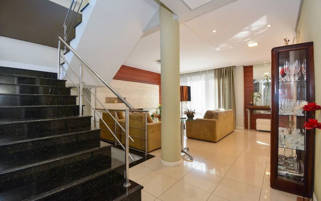 Elegante Casa com Piscina - João Paulo