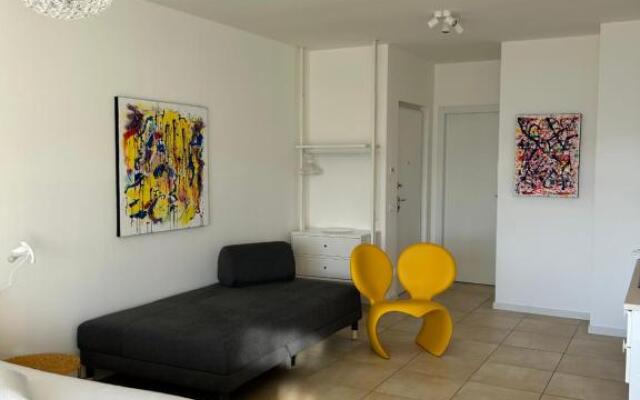 Artelago-Blu studio lake view