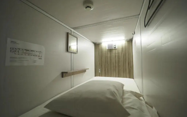 Leo Yu Capsule Hotel Funabashi