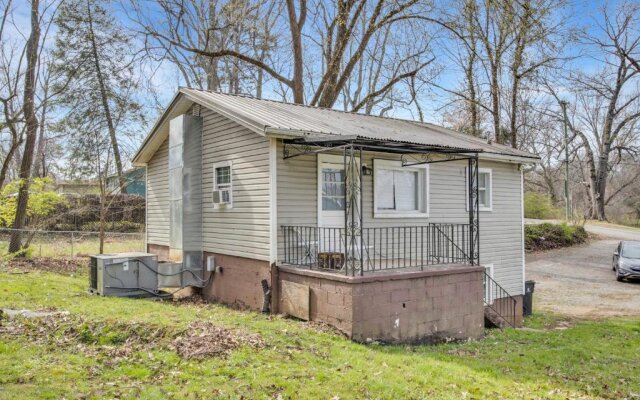 Small 2br East Knox apartment Pet friendly