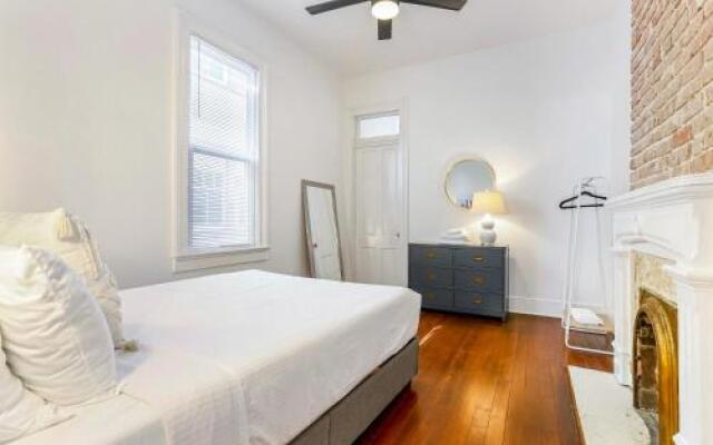 Upscale 2BR in Uptown by Hosteeva