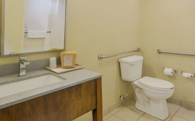 Quality Inn & Suites Roanoke - Fort Worth North