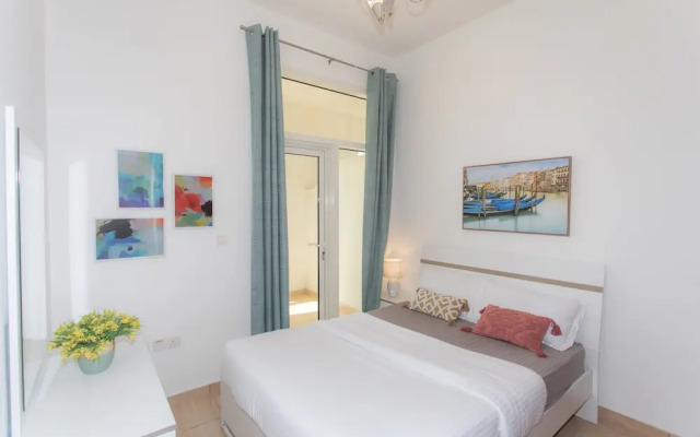 Lively apt near Dubai Sports City