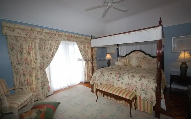 Stoneaway, 6BR by Jamaican Treasures
