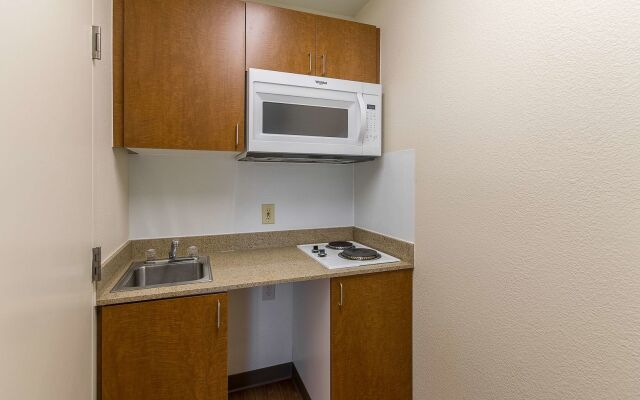 HomeTowne Studios by Red Roof Fresno - West