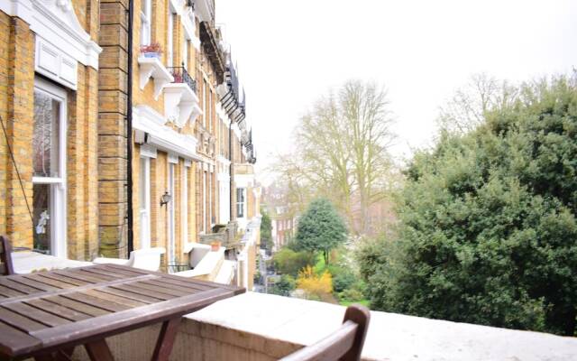 Kensington 2 Bedroom Flat With Balcony