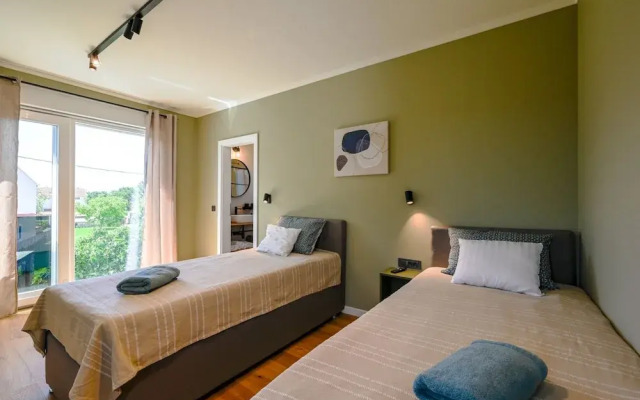 Matohanci Dazzling Villa With Pool