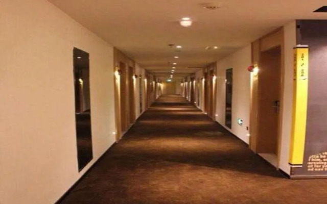 IU Hotel Lvliang Xiaoyi Zhenxing Street Branch