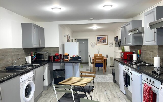 Impeccable Spacious 6-bed House in Romford