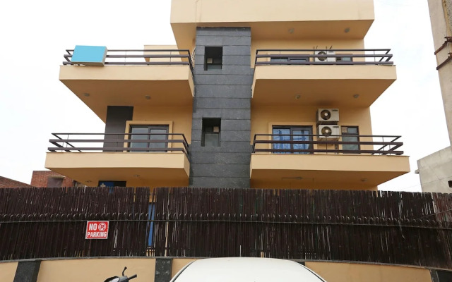 OYO 11656 Singh Suites