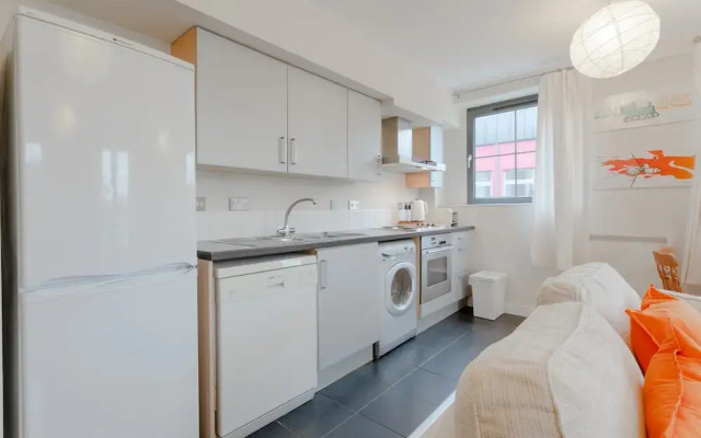 Spacious 2 Bedroom Stoke Newington Flat