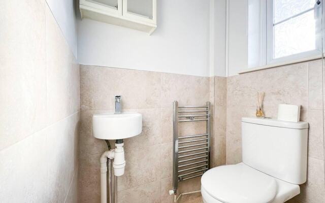 Remarkable 2- Bed House in Barking Essex