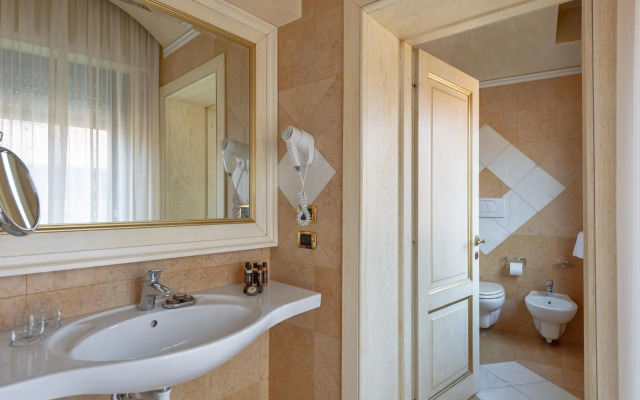 Colomba D'Oro Hotel