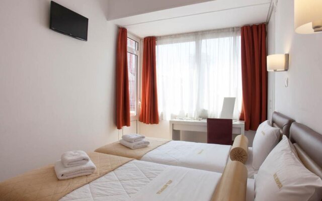 Metropolis Hotel