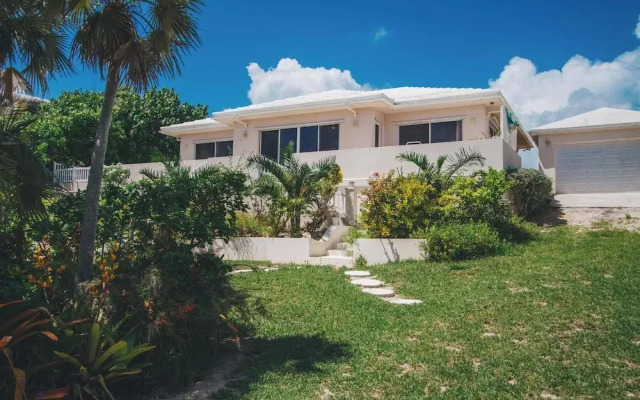 Flipper'S Haven: Tropical Retreat