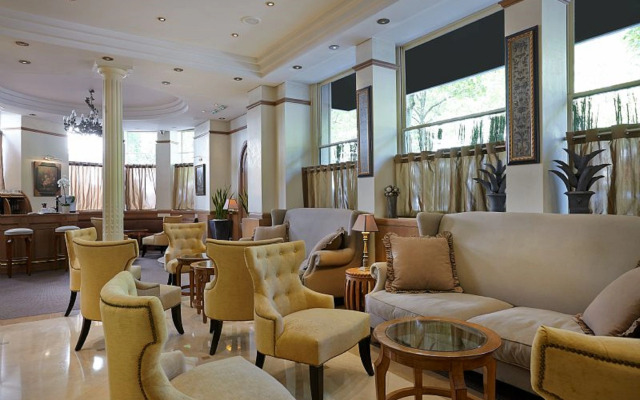 Royal Hotel Paris Champs Elysées