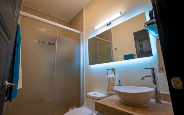 Luxury Apartment With Poll