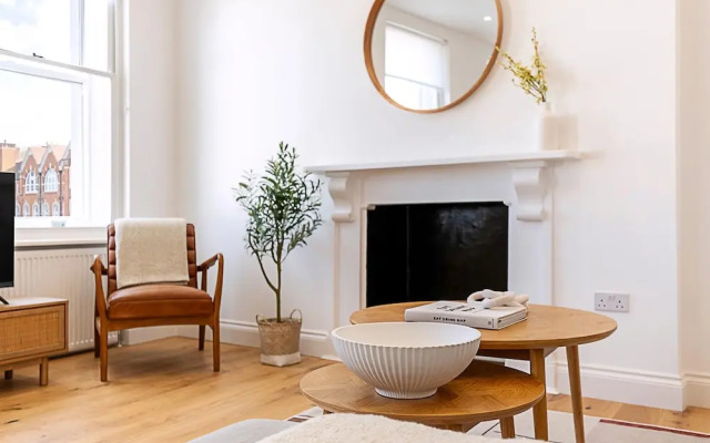 Stylish Chelsea Escape With Private Outdoor Oasis!