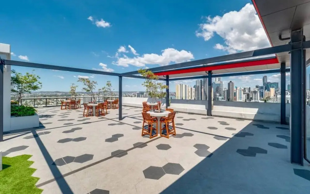 2BR Utopia Fortitude Valley Pool Rooftop King bed