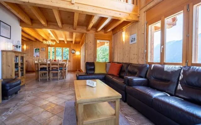 Spacious Chalet With Patio Facing Mountains