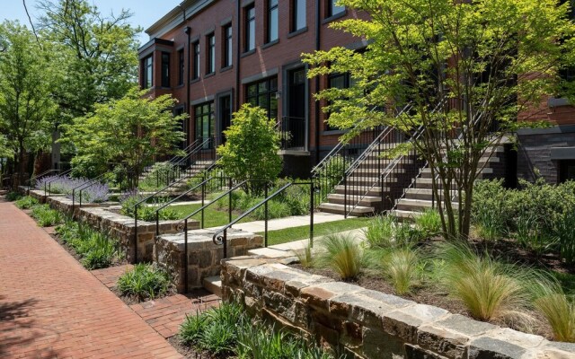 Capitol Hill - Four Bedroom TownHouse