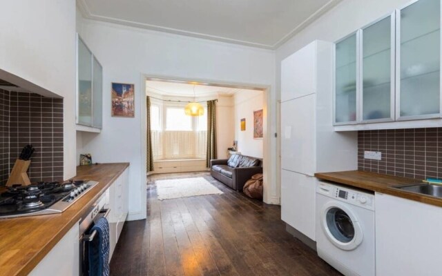 Charming 2 bed Apartment in Queen's Park W/garden