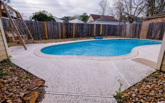 3Bdrm 2.5Bath 6Beds - Pool House