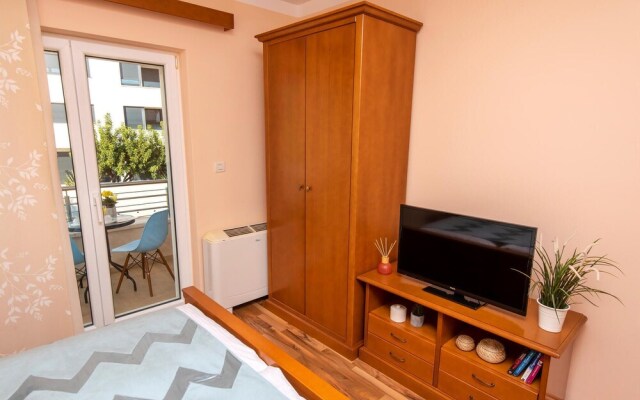 Awesome Apartment in Podstrana With 1 Bedrooms and Wifi