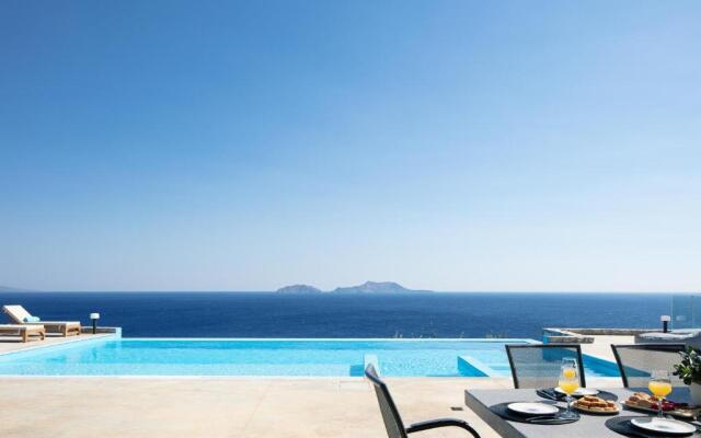 Seafront elegant villa, with infinity pool & devine views!