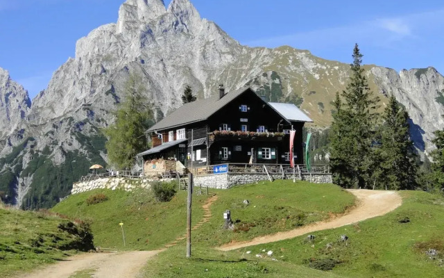 Cozy Chalet in Hohentauern near Ski Area