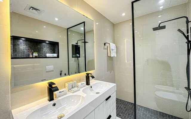 HiGuests - The Marina Torch