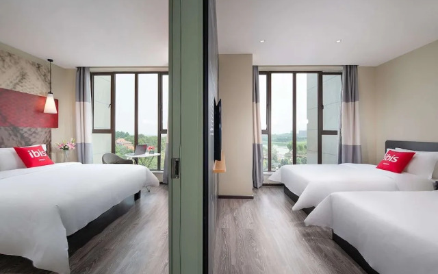 Ibis E'Meishan Railway Station Hotel