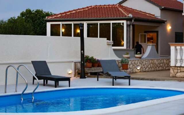 Isabell - With Swimming Pool - H