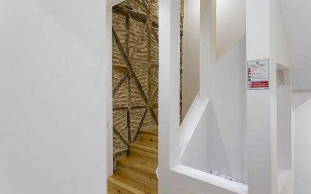 ALTIDO Chic 1BR Apt w/balcony close by Graça Viewpoint & tram stops