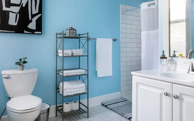 Chic 1br/1ba Midtown Apartment 1 Bedroom Apts by RedAwning