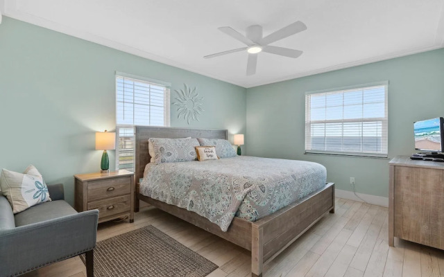 Colony Beach Club 101