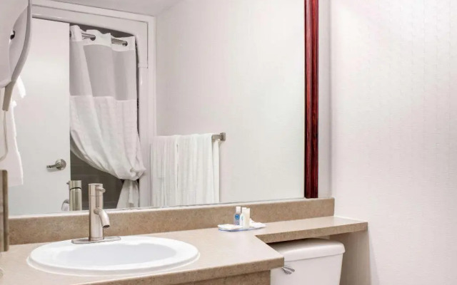 Econo Lodge & Suites