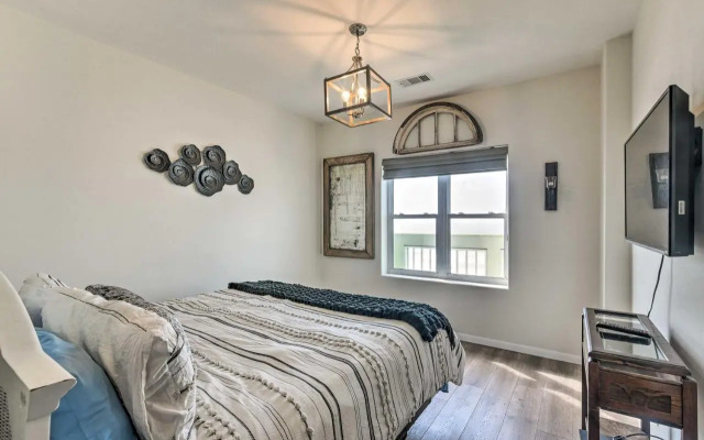 Pool Access, Walk to Beach: Galveston Condo!