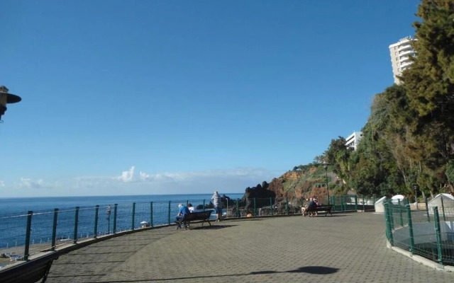 Sunny Apartment with pool by the sea