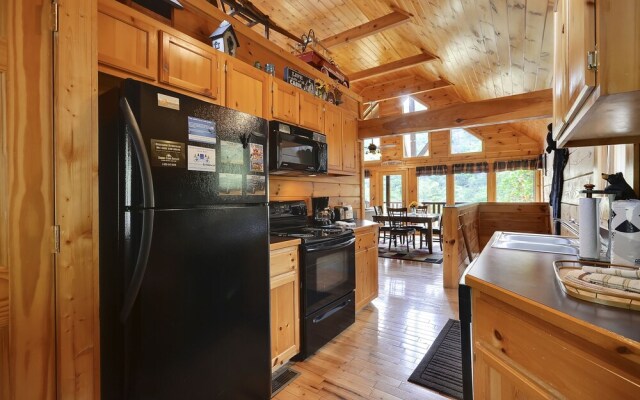 Spacious Cubby Bear Cabin with Private Hot Tub by Redawning