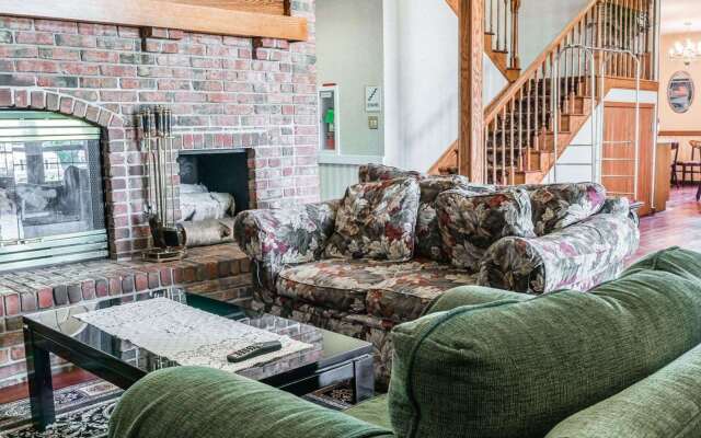 Econo Lodge & Suites Grand Rapids Airport