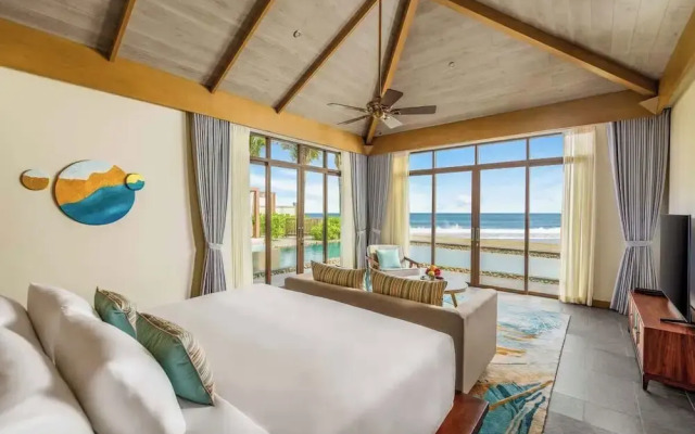 Luxe 5BR Villa: Beachfront Breakfast Pool