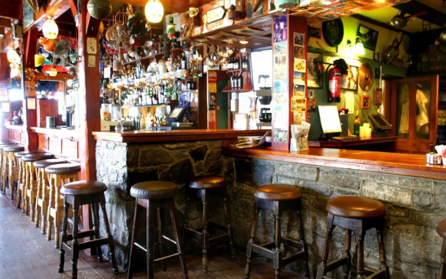 Maddens Bridge Bar, Restaurant & Guesthouse