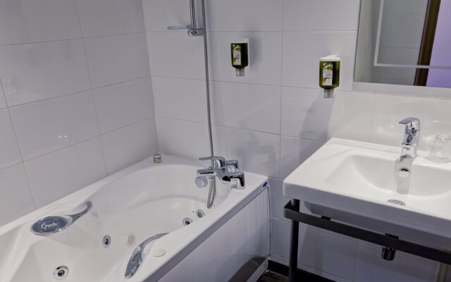 Le Phenix Hotel