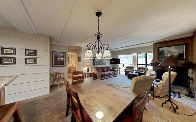 Two Bedroom Units at 1849 Condos with 3 Hot Tubs & Slopeside