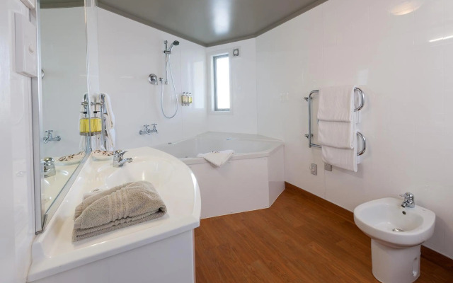 Picton Beachcomber Inn