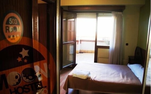 Moon Hostel Bio