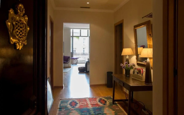 Elegant 3-bedroom Apartment in the Heart of BCN